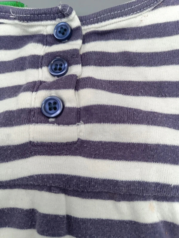 Maedchen Kleid Knoepfe Detail