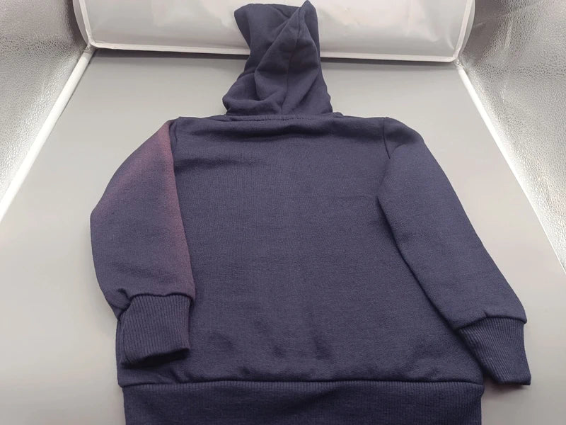Rückseite des marineblauen Tessentials Hoodies mit Kapuze