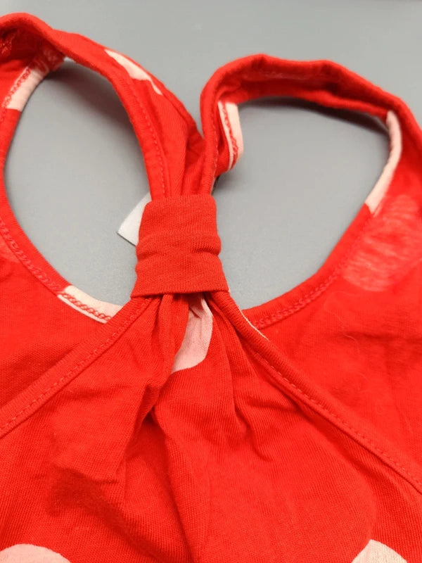 Detail der Trägergestaltung am Rücken des roten Zara Kids Tops