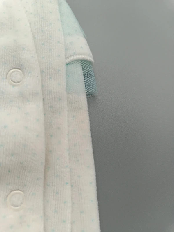 Detailfoto der seitlichen Stelle mit dem angegebenen kleinen Fleck