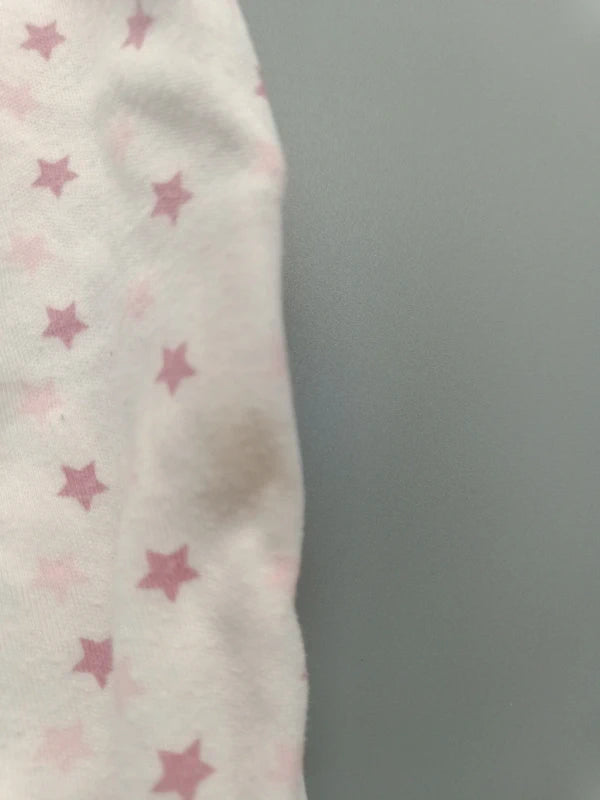 Detailfoto des kleinen Flecks an der Seite des Schlafanzugs