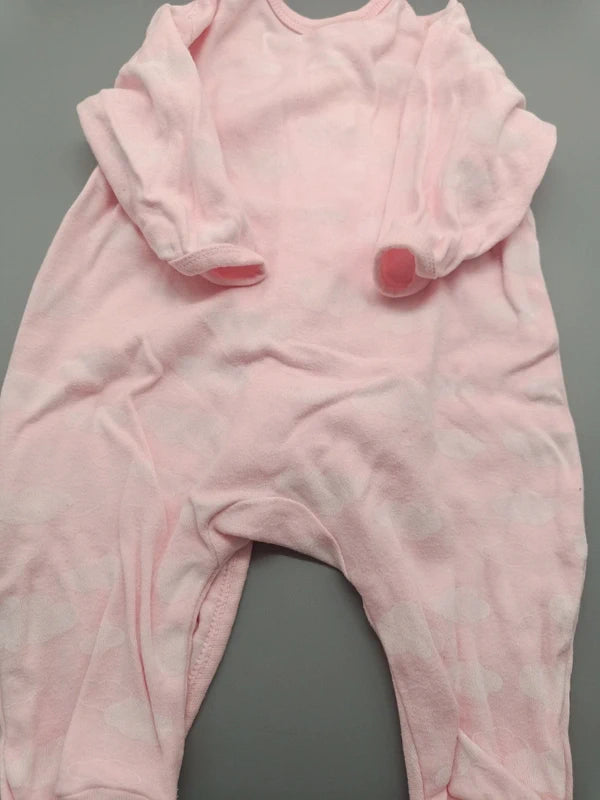 Rückseite des rosa Care Baby-Schlafanzugs