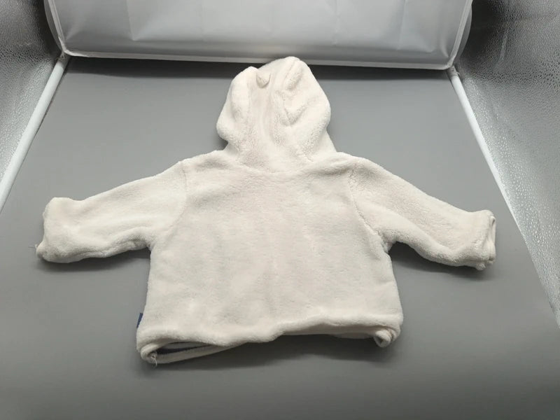 Rückseite der weißen Kapuzenjacke mit kleinen Ohren