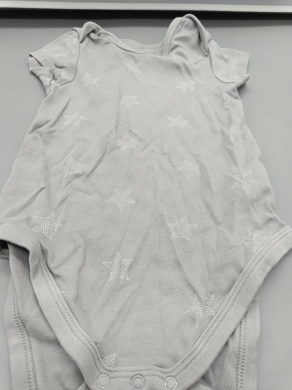 Detail der weißen Sterne und des Schrittverschlusses des Baby Club Bodys