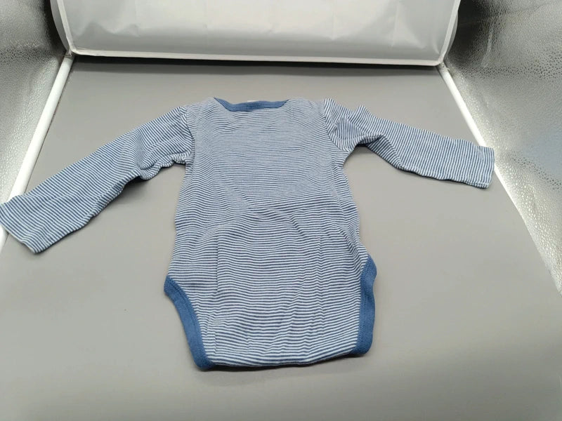 Rückseite des blau-weiß gestreiften Baby Club Langarmbodys
