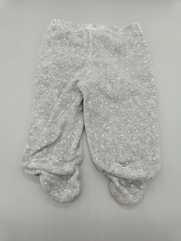 Rückseite der grauen Pusblu Babyhose mit Füßen, Größe 56