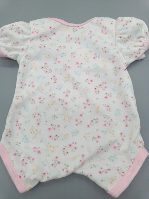 Rückseite des weiß-rosa Babybodys mit Blumendruck