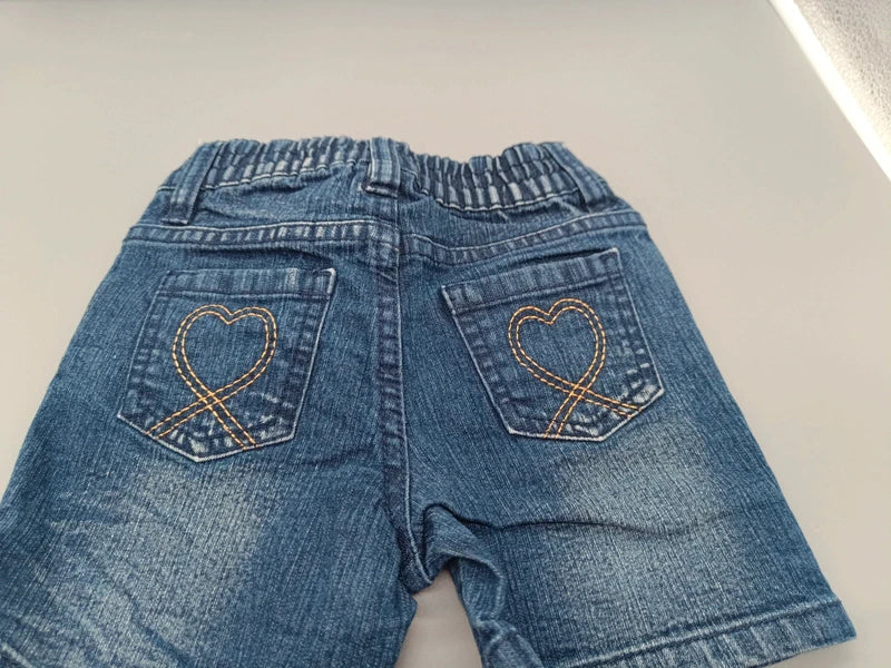 Rückseite der Jeansshorts mit zwei herzbestickten Gesäßtaschen