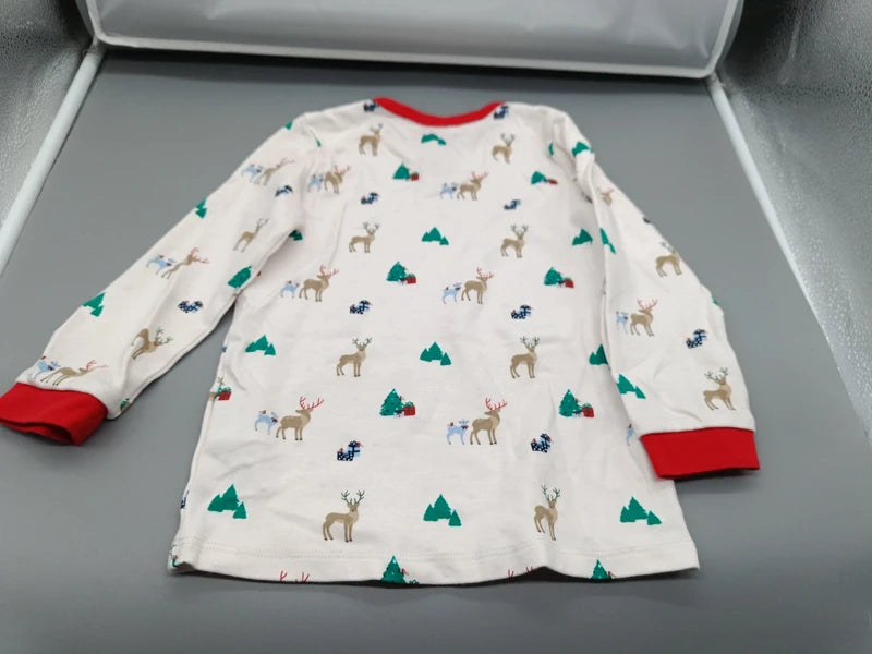 Rückseite des Pyjamaoberteils mit Rentieren und roten Ärmelbündchen