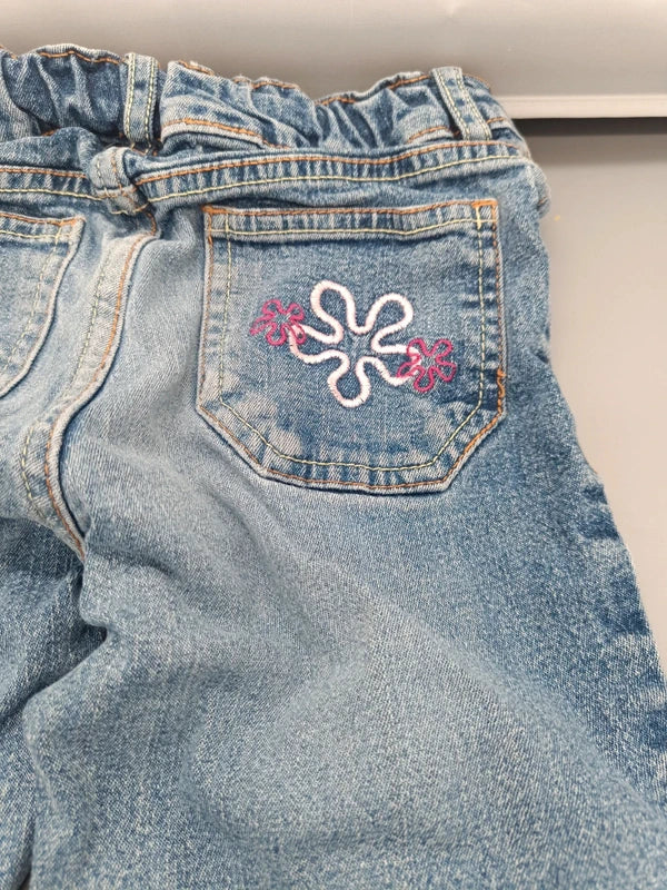 Blumenstickerei auf der Gesäßtasche der Kinderjeans
