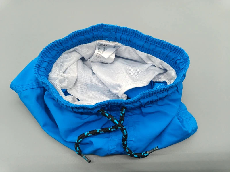Innenansicht der blauen H&M Schwimmshorts mit Bund und Innenfutter