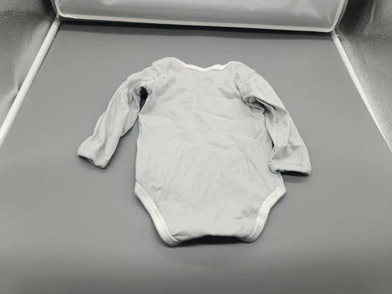 Rückseite des hellgrauen Baby-Langarmbodys Größe 74