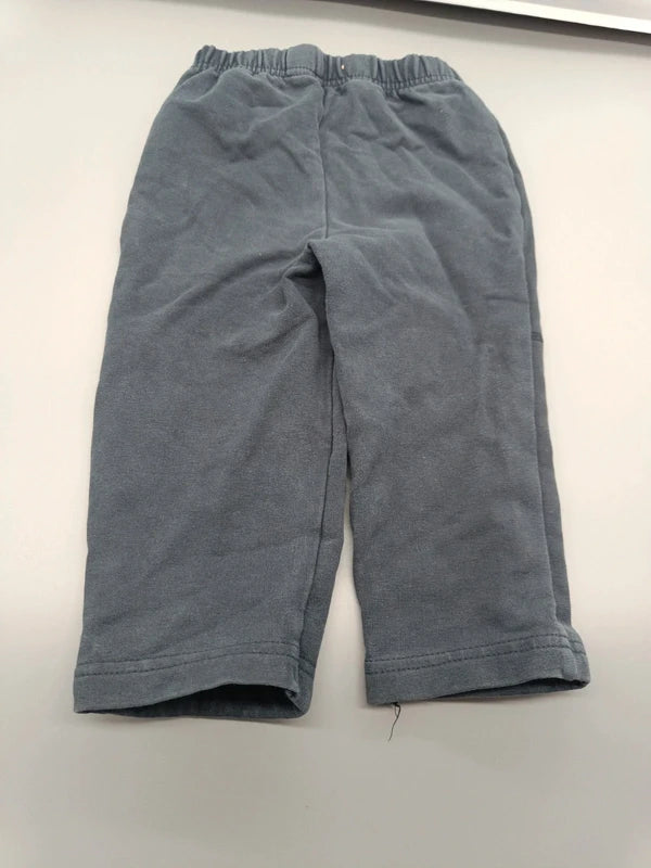 Rückseite der dunklen Jako-o Kinder-Jogginghose Größe 80/86