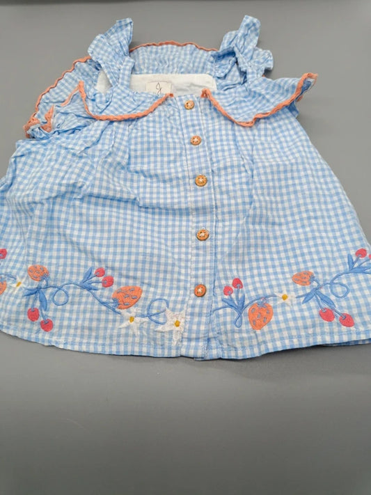Baby Mädchen Trägerkleid Hellblau Erdbeer Kirsch Stickerei Saum Nahaufnahme Holzknopf Gr. 80