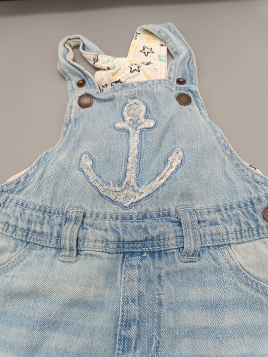 Baby Jeans-Latzhose Hellblau Anker-Patch Nahaufnahme Fransige-Kontur Sterne-Innenträger Gr. 74