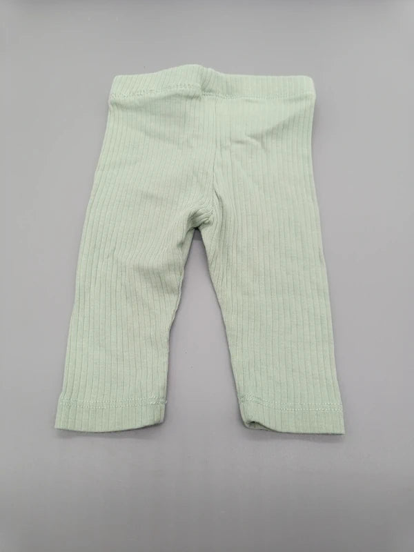Rückseite der mintgrünen H&M Baby-Ripphose Größe 56
