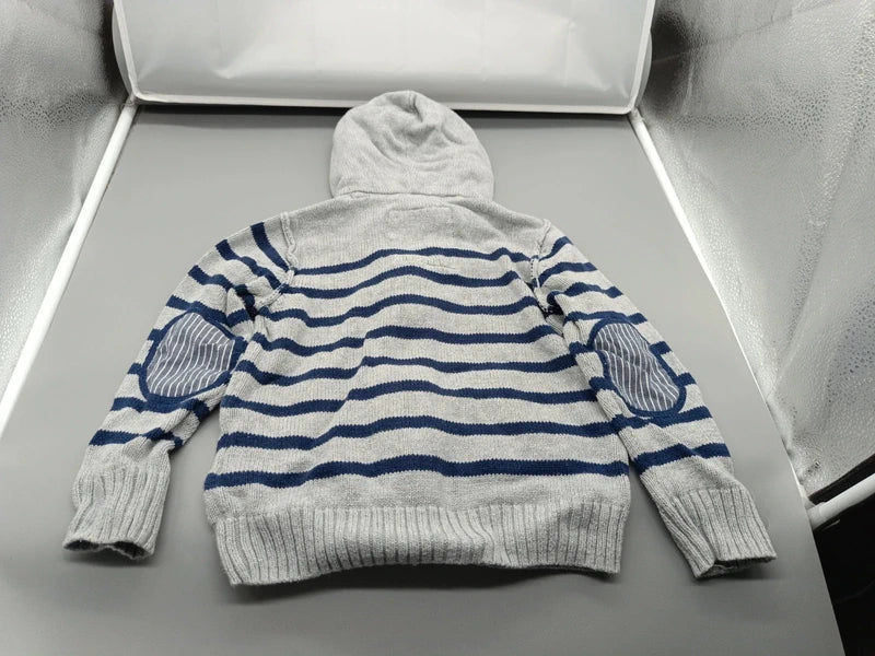 Rückseite der Strickjacke mit gestreiften Zierflicken auf beiden Ellenbogen