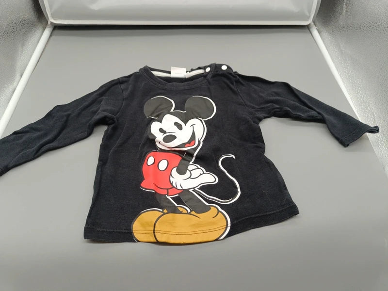 Rückseite des schwarzen Disney Baby Oberteils Größe 86/92