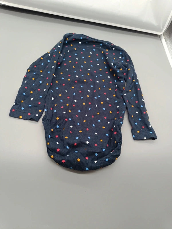 Rückseite des marineblauen H&M Langarmbodys mit bunten Sternen
