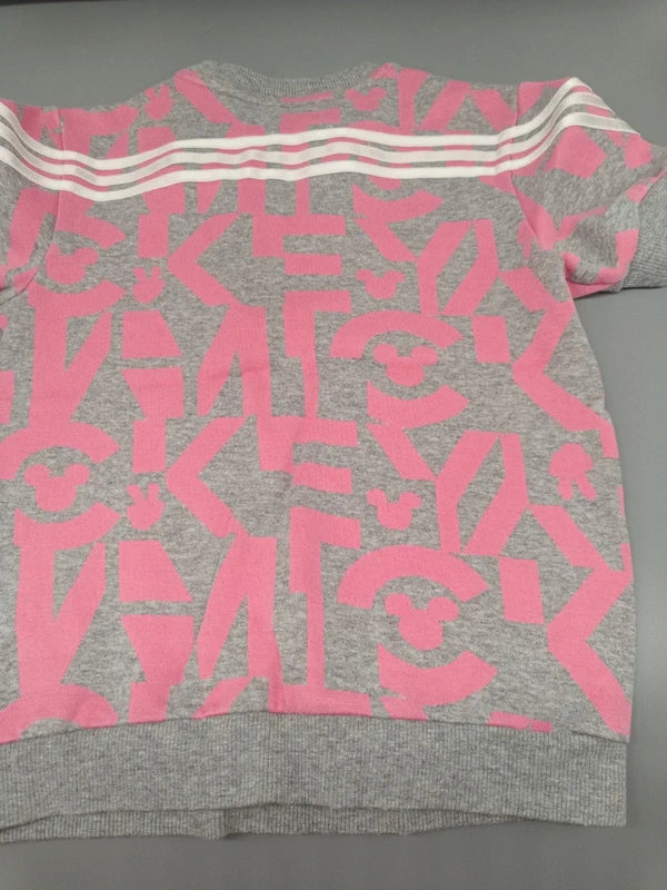 Rückseite des grau-pinken Kinder-T-Shirts mit weißen Schulterstreifen