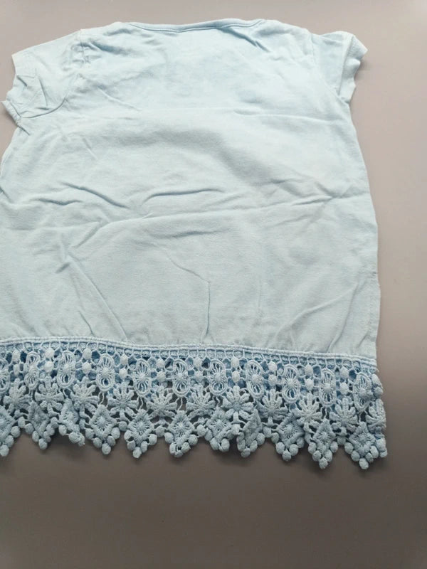 Rückseite des hellblauen Topolino T-Shirts mit Häkelborte
