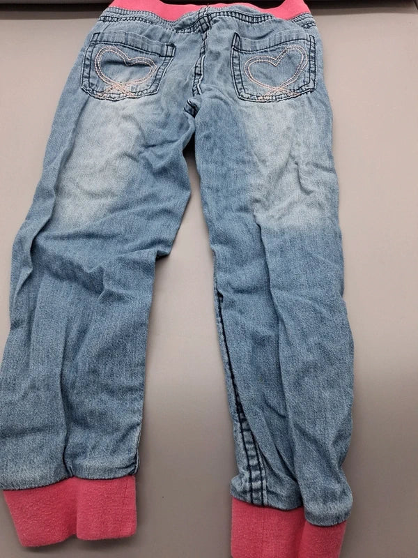 Rückseite der Kiki & Koko Jeanshose mit Herzstickerei auf den Gesäßtaschen