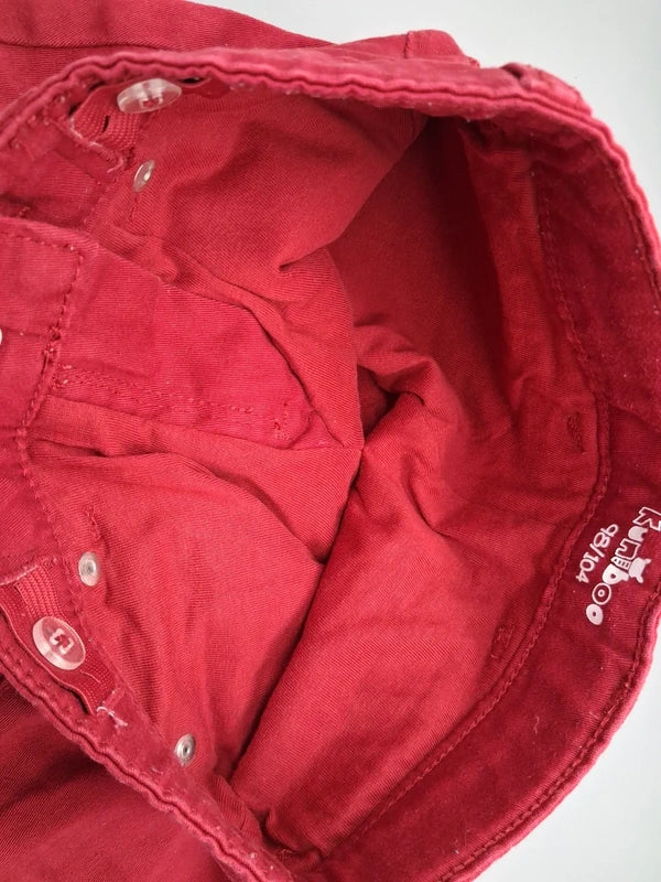 Innenansicht der roten Kuniboo Jeanshose mit verstellbarem Bund