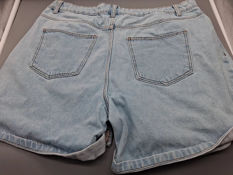 Rückseite der Noisy May Jeansshorts mit zwei Gesäßtaschen