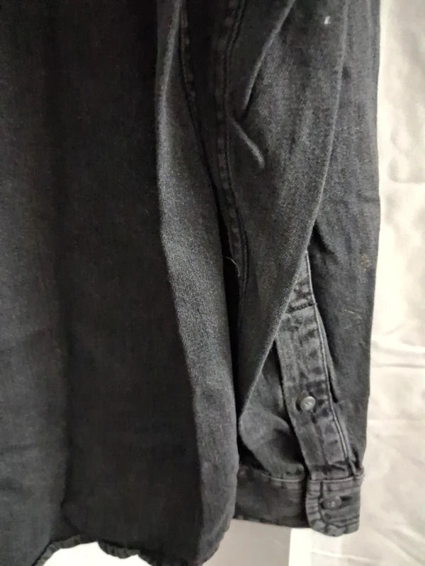 Detail der verstellbaren Ärmelbündchen am Pull & Bear Hemd