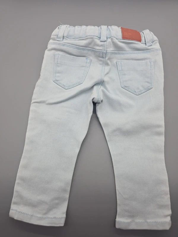 Rückansicht der hellblauen Zara Babyjeans mit Gesäßtaschen