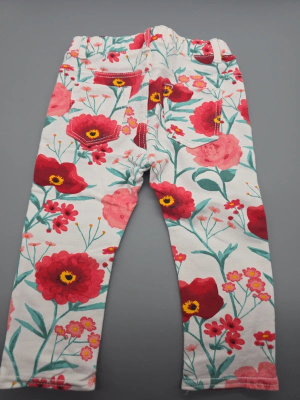 Rückansicht der H&M Blumenhose mit zwei Gesäßtaschen