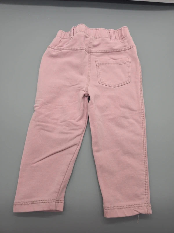Rückansicht der roséfarbenen s.Oliver Babyhose mit Gesäßtasche