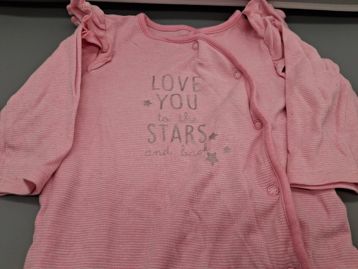 Silberne Aufschrift auf dem Baby Club Strampler