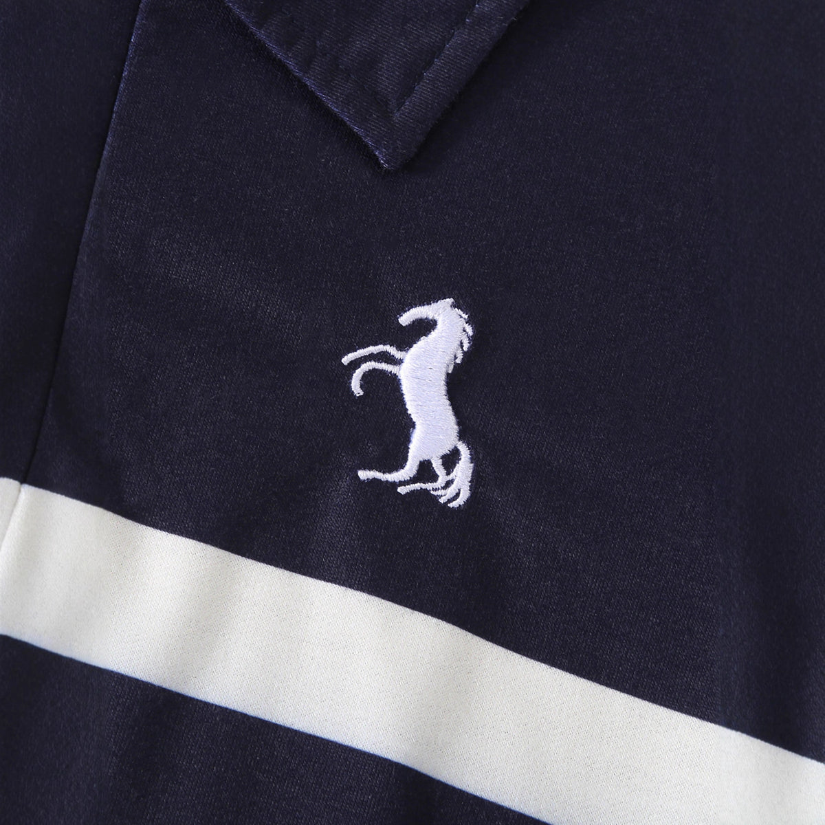 Gestreiftes Poloshirt und Hose in Dunkelblau