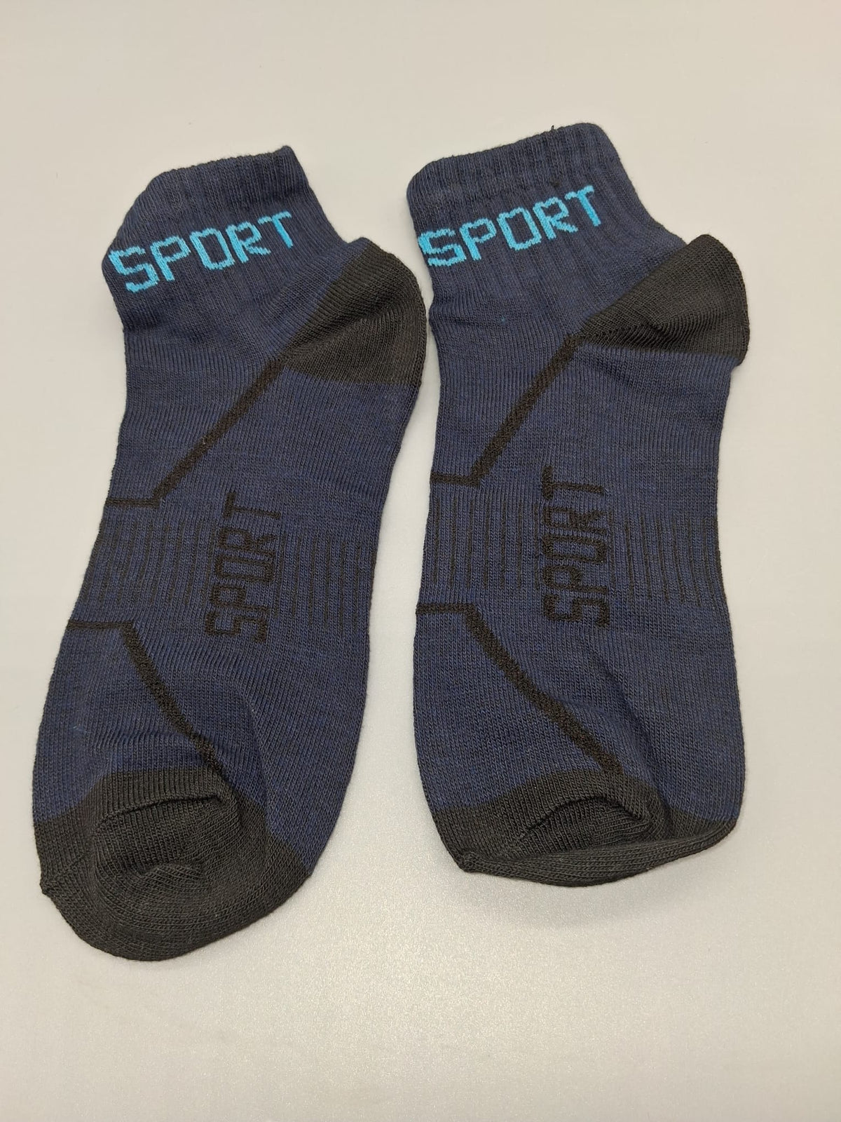 Dunkelblaue Sportsocken mit dunklen Fersen und Spitzen