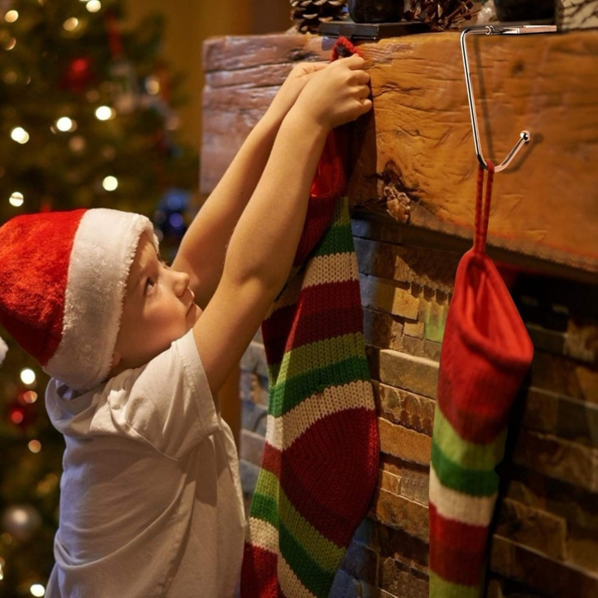 Vier eckige Haken mit aufgehängten Weihnachtsstrümpfen – Bild 5