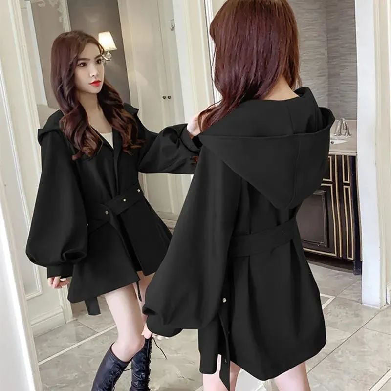 Taillierter Damen-Trenchcoat mit Kapuze – Bild 4