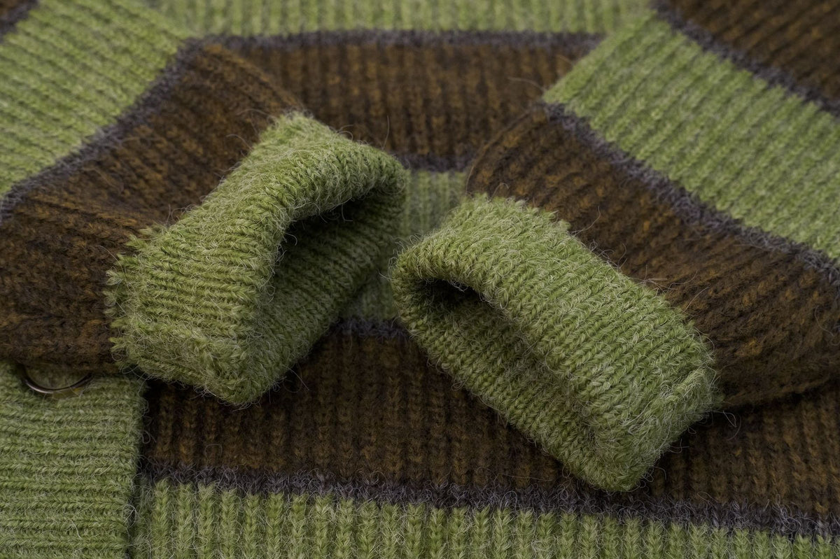 Gestreifte Damen-Strickjacke in Grün – Bild 8