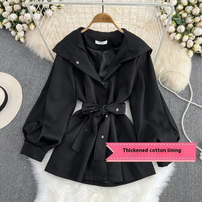 Taillierter Damen-Trenchcoat mit Kapuze – Bild 6