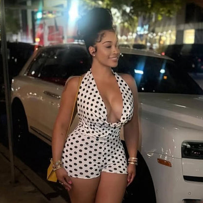 Gepunkteter Neckholder-Jumpsuit mit Shorts