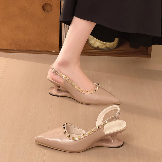 Keilabsatz-Sandalen mit Nieten, Lackleder