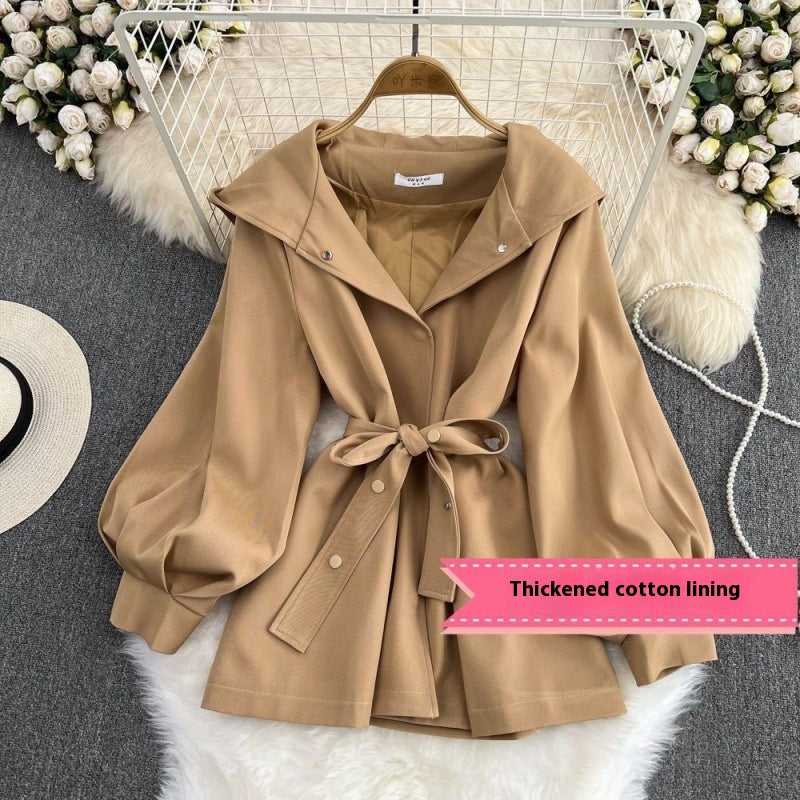 Taillierter Damen-Trenchcoat mit Kapuze – Bild 5