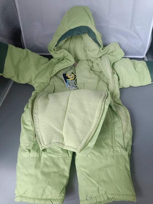 Rückseite des grünen Good Children Schneeanzugs