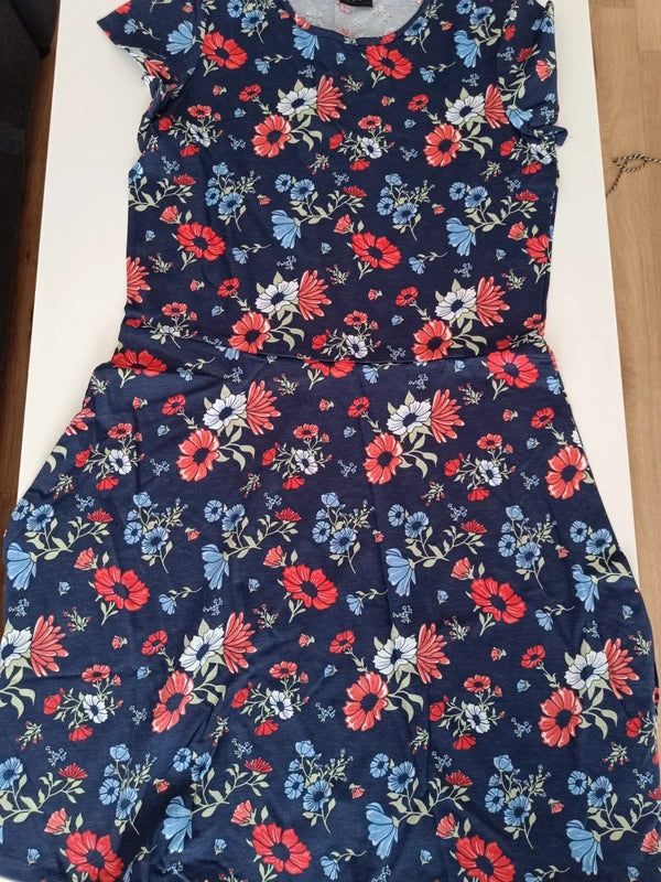 Kurzärmliges Kleid mit Blumenmuster – Bonprix Collection