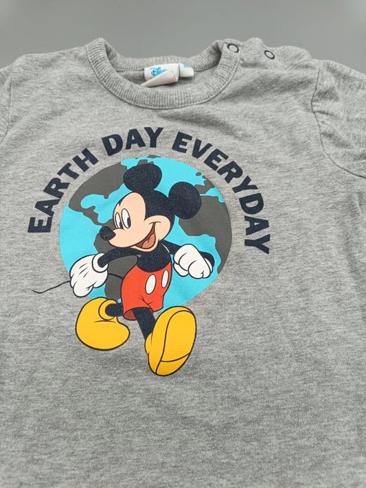 Detailansicht des Mickey-Mouse-Motivs auf einem grauen Baby-T-Shirt in Größe 80
