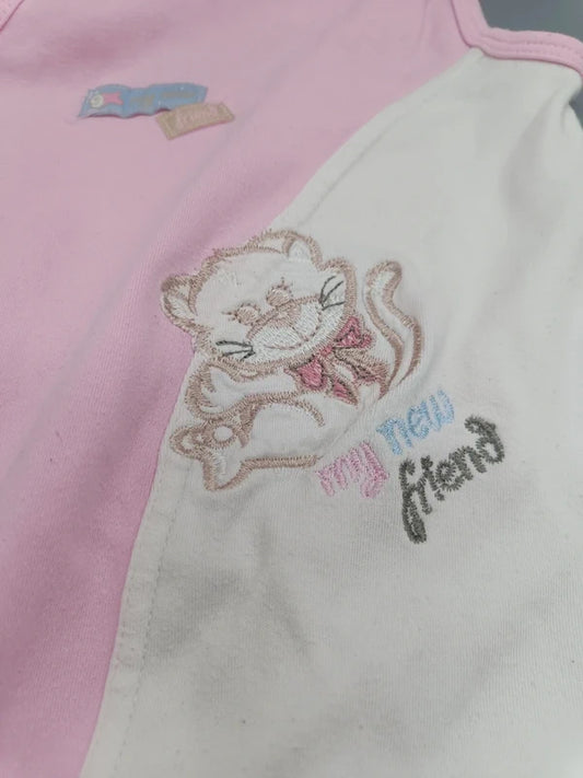Okay Baby-Strampler rosa Kätzchen Gr. 68 – Detail Stickerei
