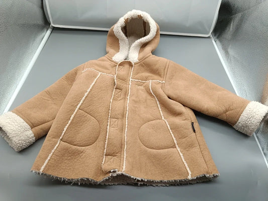 Camelbraune Kinder-Winterjacke mit Teddyfutter und Kapuze Vorderseite Größe 86/92