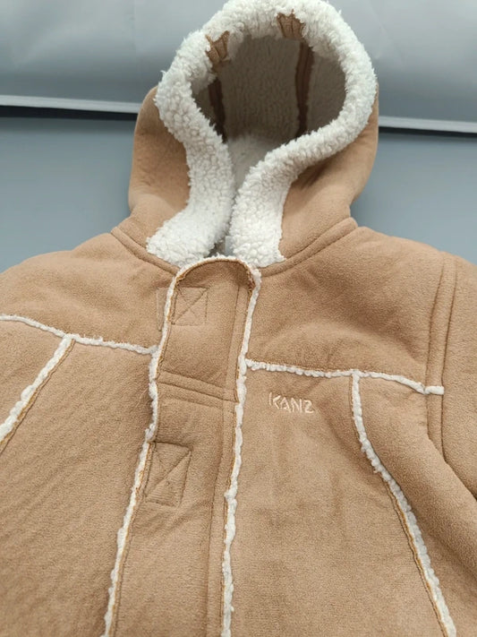 Detailansicht von Teddyfutter und Kapuze der camelbraunen Kinder-Winterjacke Größe 86/92