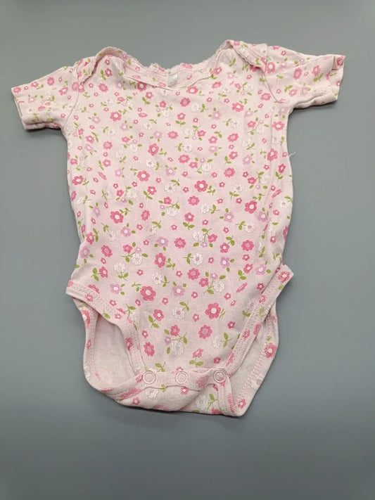 Baby-Body rosa Blumenmuster Gr. 74 – Vorderseite