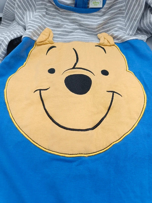 Disney Baby Winnie Pooh Overall blau Gr. 92 – Detail Applikation
